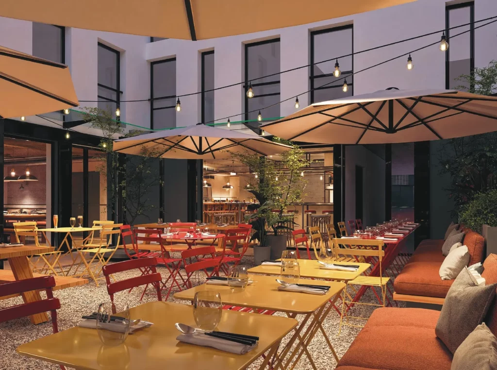 Terrasse extérieure du restaurant Corner à Montreuil