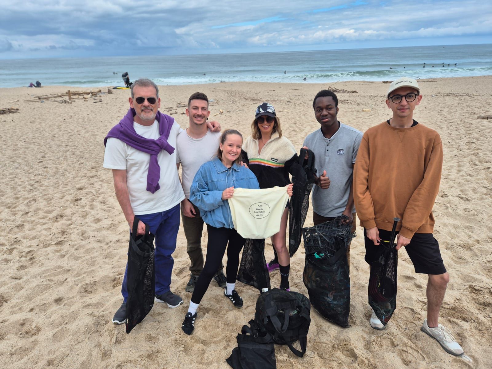 Ramassage de déchets sur une plage de Biarritz
