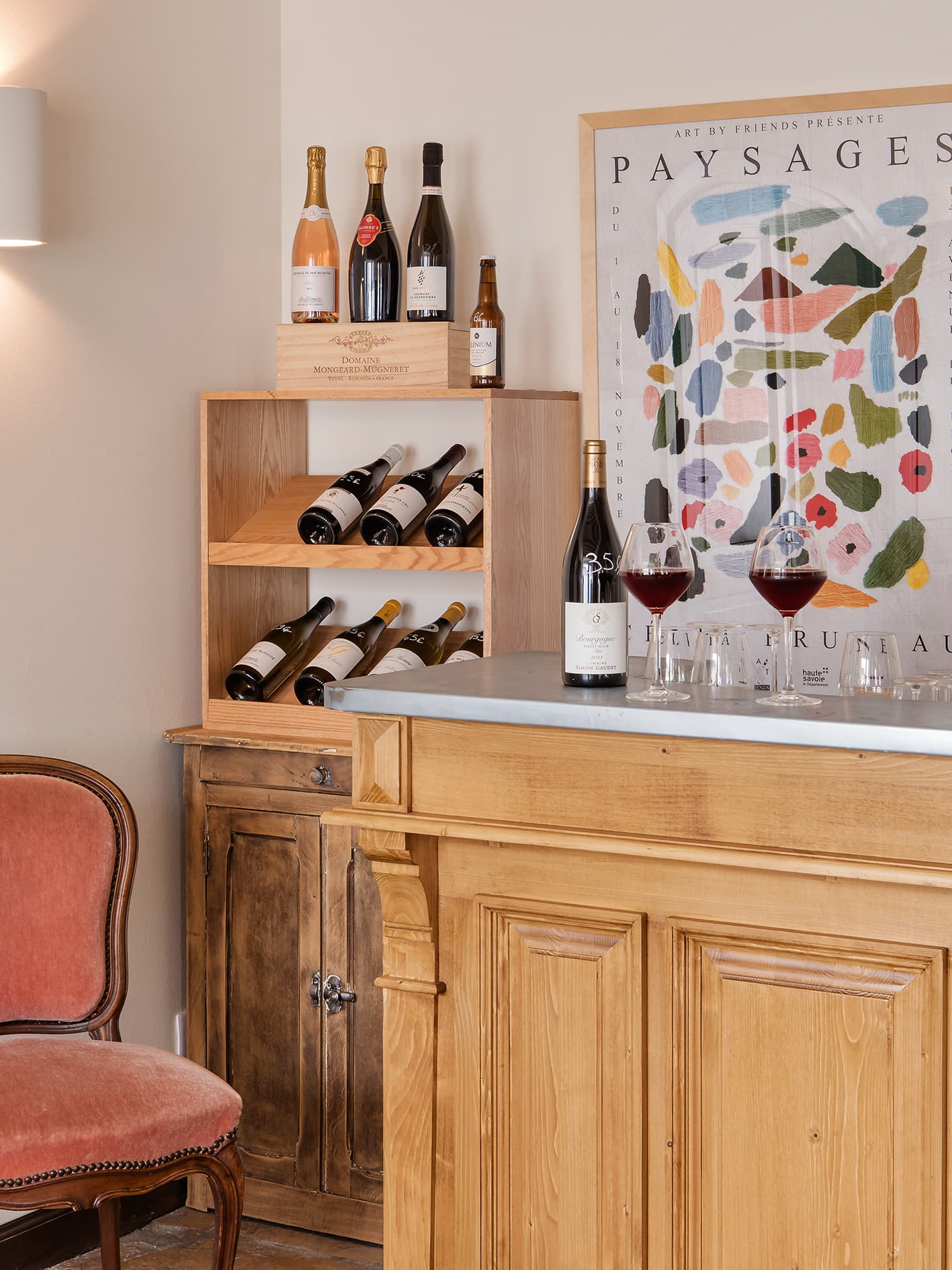 Bar à vin de l'Alfred Hotels Beaune La Madeleine avec bouteilles de Bourgogne